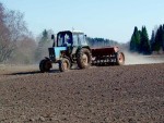 На полях Кологривского округа начались весенне-полевые работы