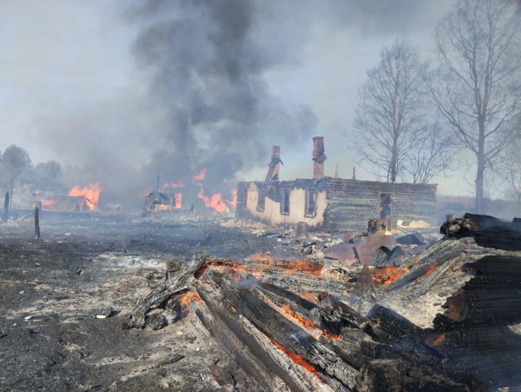 В поселке Красный Бор ликвидирован масштабный пожар | 18.04.2023 | Кологрив  - БезФормата